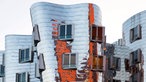 Gehry-Bau mit Spiegelung in Düsseldorf