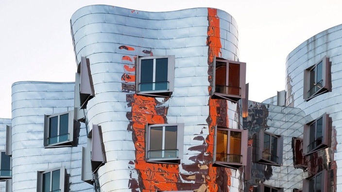 Gehry-Bau mit Spiegelung in Düsseldorf