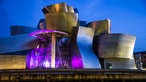 Das Guggenheim-Museum in Bilbao beleuchtet bei Nacht