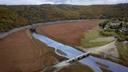 Luftaufnahme der Asel-Brücke im Edersee, die bei niedrigem Wasserstand vollständig sichtbar ist