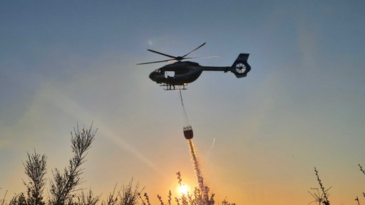 Ein Hubschrauber bei einem Feuerwehreinsatz in Attendorn
