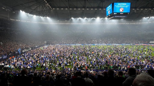 Schalkes Fans stürmen nach dem Spiel der 2. Fußball-Bundesliga gegen den FC St. Pauli in die Arena 