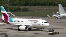 Das Bild zeigt ein Flugzeug auf dem Flughafengelände Köln/Bonn.