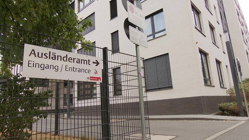 Eingangsschild des Ausländeramts Köln