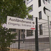 Eingangsschild des Ausländeramts Köln