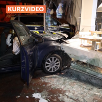 Auto kracht nach Verfolgungsjagd in Schaufenster von Bäckerei | Video | TN