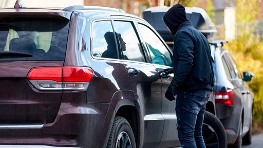 Autodieb an einem Auto