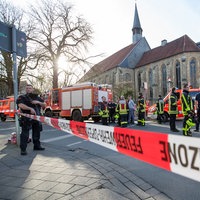 Bewaffnete Polizisten stehen in der Innenstadt. In Münster sind am Samstag mehrere Menschen gestorben, als ein Auto in eine Menschenmenge fuhr