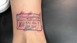 Tattoo eines Autobahnschildes