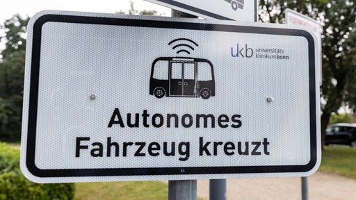 Straßenschild kündigt autonom fahrenden Shuttlebus in Bonn an