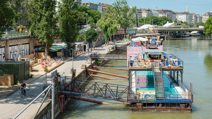 Ein Badeschiff, das an der Wolfgang-Schmitz-Promenade auf dem Donaukanal in Wien andockt