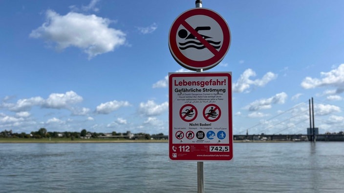 Badeverbotsschild vor dem Rhein am Paradiesstrand in Düsseldorf