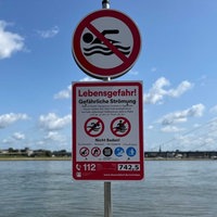 Badeverbotsschild vor dem Rhein am Paradiesstrand in Düsseldorf
