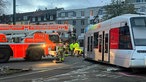 Feuerwehr bei der entgleisten Straßenbahn in Düsseldorf 