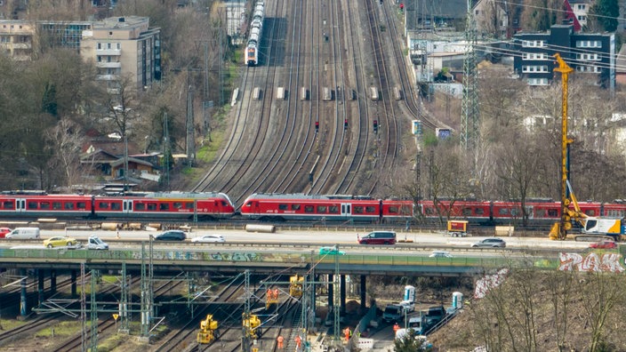 8-spurige Bahnstrecke am Autobahnkreuz Kaiserberg