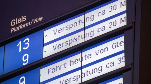 Auf einer Bahnanzeige stehen mehrere Verspätungen