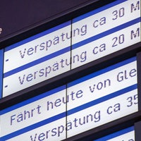 Auf einer Bahnanzeige stehen mehrere Verspätungen