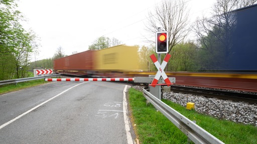 Zug passiert einen Bahnübergang