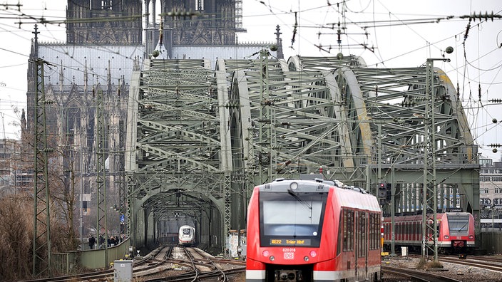 Züge fahren über die Hohenzollernbrücke in den Kölner Hauptbahnhof