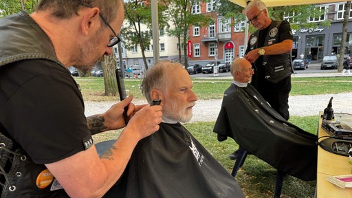 Uwe Kennemund von den Barber Angels schneidet Bedürftigem die Haare