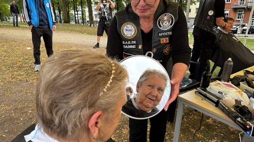 Barber Angels Bielefeld: Marianne Ertel hat einen neuen Haarschnitt bekommen