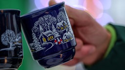Symbolbild warmer Glühwein auf dem Weihnachtsmarkt