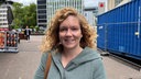 Einzelaufnahme einer Person die in einer Straße steht. 