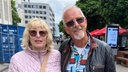 Zwei nah beieinander stehtende Personen auf einer Straße