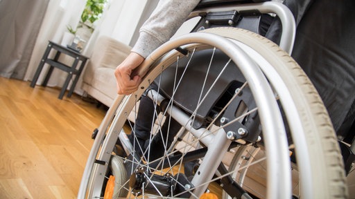 Eine Frau nutzt einen Rollstuhl