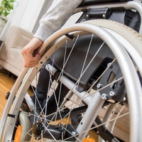 Eine Frau nutzt einen Rollstuhl