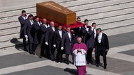  Der Sarg von Papst Franziskus wird zu seiner Bestattung auf den Petersplatz im Vatikan getragen. 