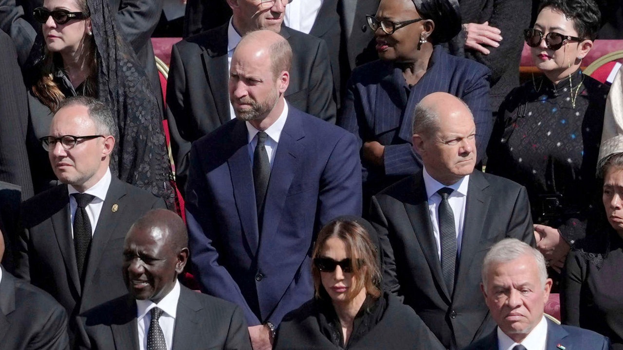 Prinz William und der geschäftsführende Kanzler Olaf Scholz stehen während der Trauermesse von Papst Franziskus nebeneinander
