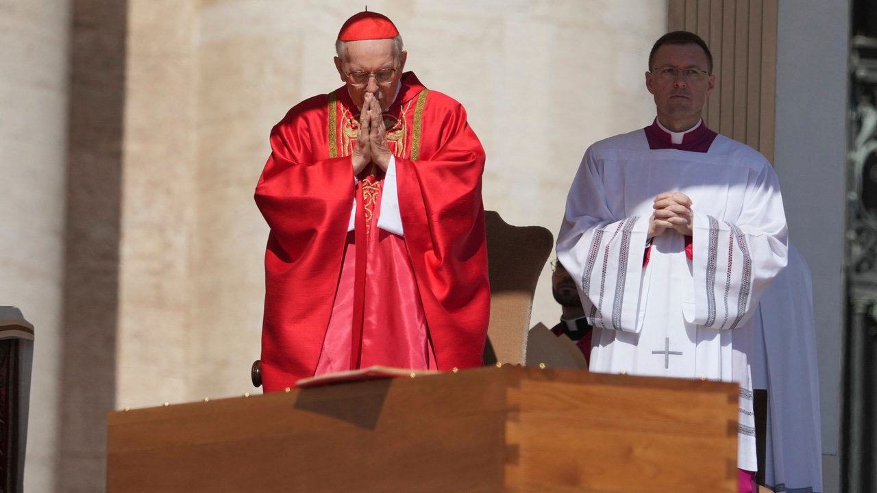 Der Dekan des Kardinalskollegiums Giovanni Battista Re betet vor dem Sarg während der Bestattung von Papst Franziskus auf dem Petersplatz im Vatika