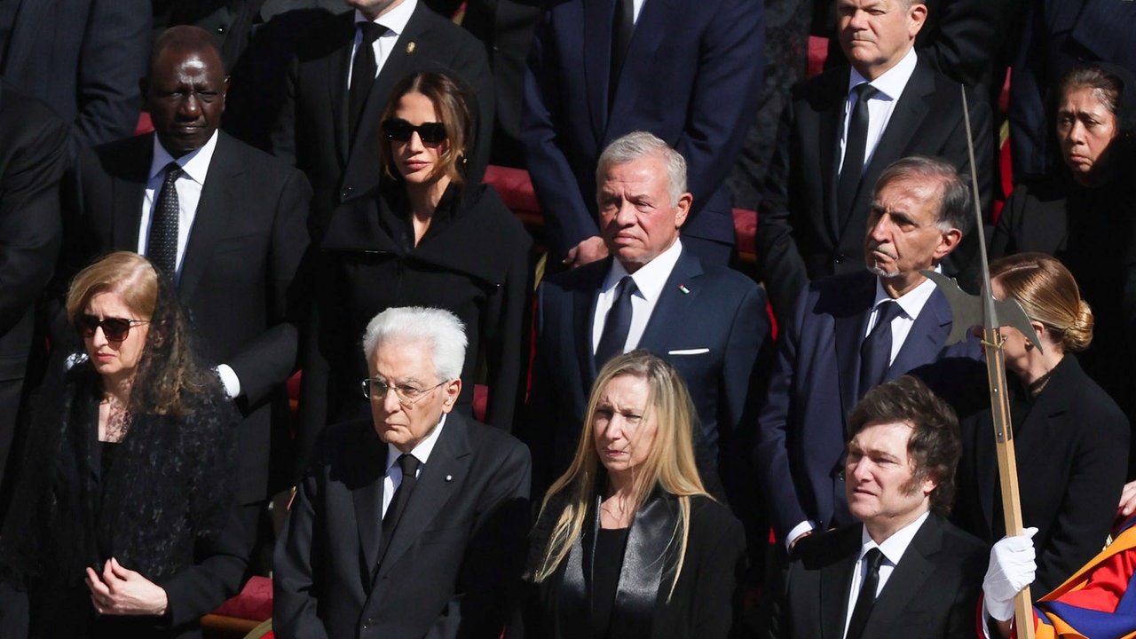 Der argentinische Präsident Javier Milei und Italiens Präsident Sergio Mattarella in der ersten Reihe der Trauerfeier von Papst Franziskus