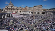 Gläubige drängen sich auf dem Petersplatz bei der Beisetzung von Papst Franziskus im Vatikan