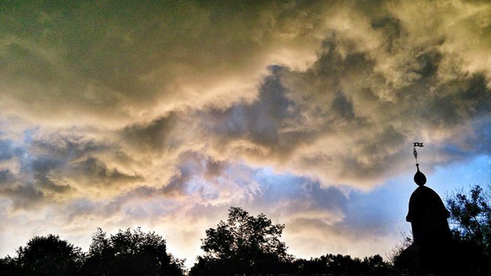 Archivbild von Anette Hammer: Sonne und dicke Wolken am Himmel zaubern einen dramatischen Himmel über das bergische Land