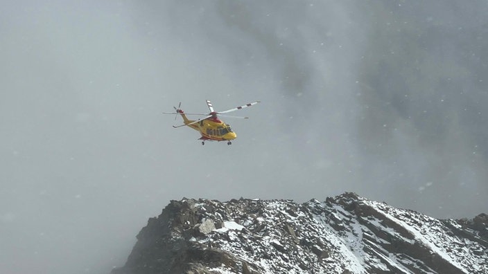 Ein Hubschrauber der Bergrettung im Einsatz