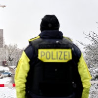 Ein Polizeibeamter steht an der Brandstelle in Berlin 