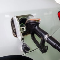 Nahaufnahme vom Betanken eines Autos mit Diesel