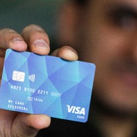 Offenburg: Ein Geflüchteter hält eine Debitcard in der Hand