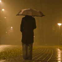 Eine Frau auf einer dunklen Straße 