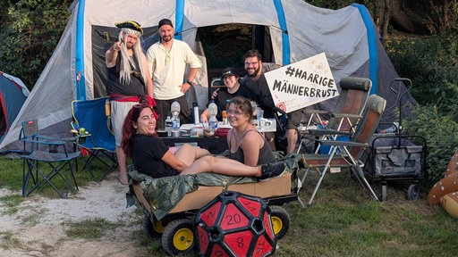 Freundesgruppe "Haarige Männerbrust" im Gamescom-Camp