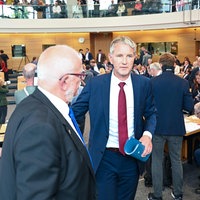 Bjoern Hoecke und Alterspraesident Juergen Treutler verlassen den Plenarsaal
