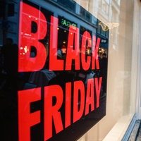 Schild mit "Black Friday" im Schaufenster in Amsterdam