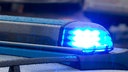 Ein Polizeifahrzeug mit Blaulicht.