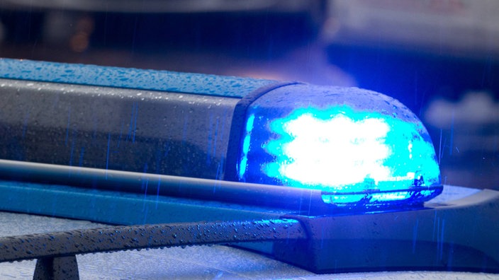 Ein Polizeifahrzeug mit Blaulicht.