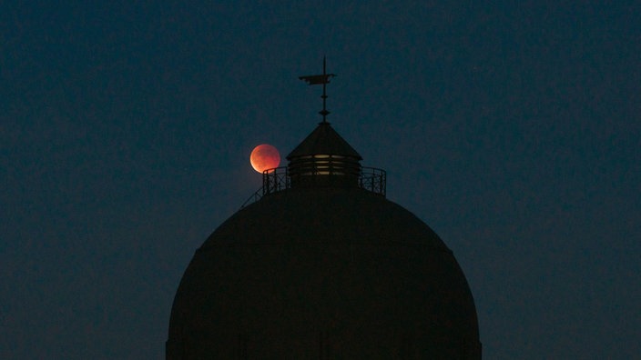 Drohnenaufnahme vom Lanstroper Ei in Dortmund während der Mondfinsternis