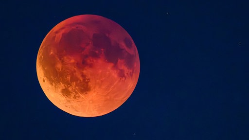 Eine totale Mondfinsternis ist als sogenannter Blutmond am Abendhimmel zu sehen
