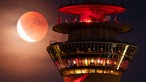 Der Rheinturm in Düsseldorf während der totalen Mondfinsternis