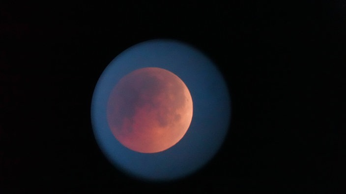 Der Blutmond durch ein Teleskop in Windeck fotografiert